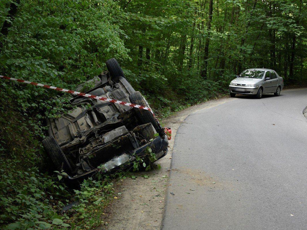 Audi wypadło z drogi i dachowało. Kierujący miał ponad 2 promile