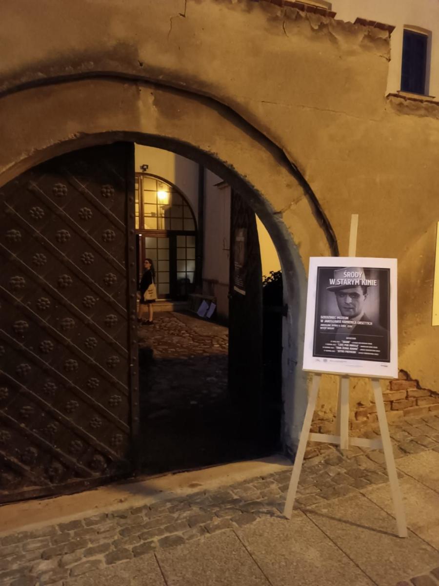 Stare kino w tajemniczym ogrodzie muzeum