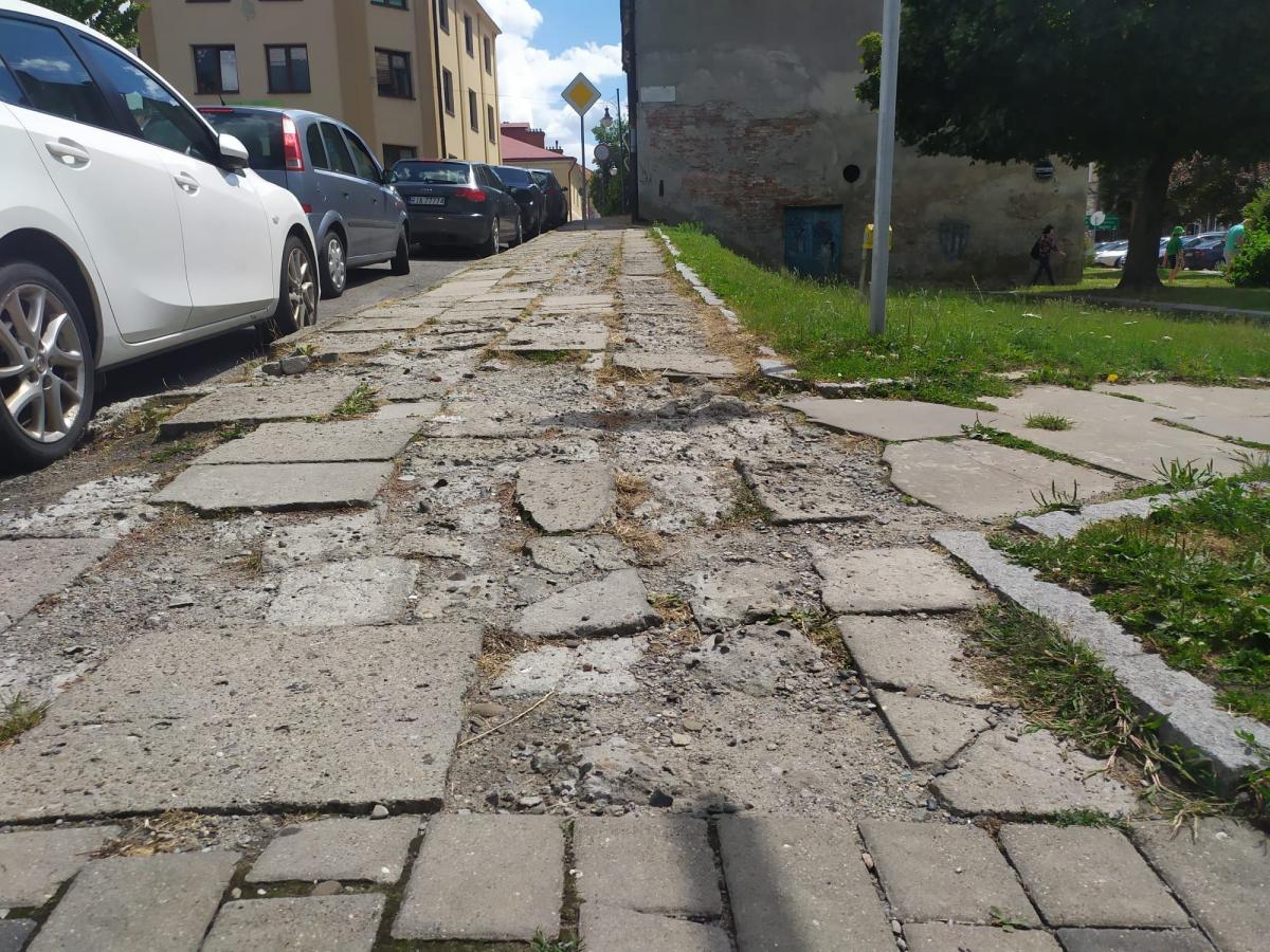 Fatalny stan chodnika, wyliczenia mieszkańców i szybka reakcja miasta
