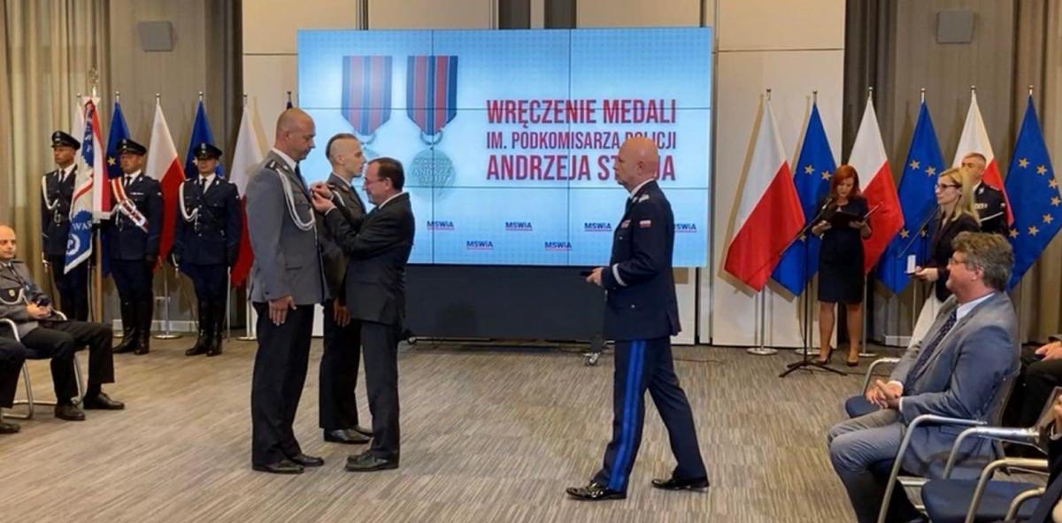 Rzucili się w ogień, by ratować życie. Ich odwagę doceniono