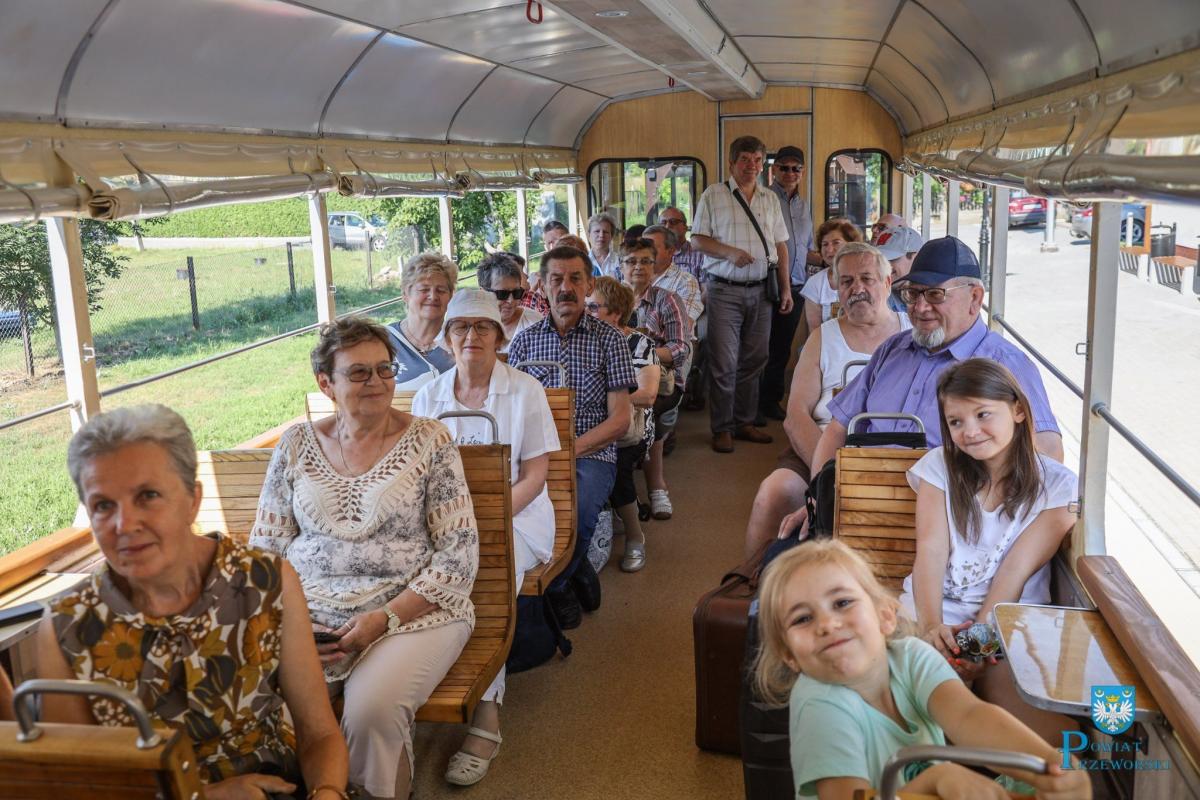 Członkowie Polskiego Związku Niewidomych na przejażdżce „Pogórzaninem”