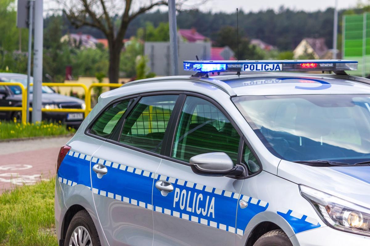 Wszedł pod samochód. Miał prawie 4 promile 