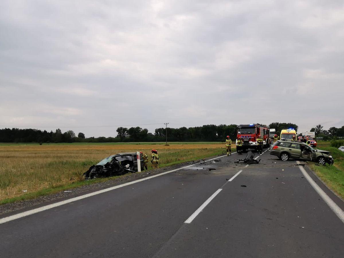 Czołowe zderzenia forda i subaru. Obaj kierowcy ranni [ZDJĘCIA]