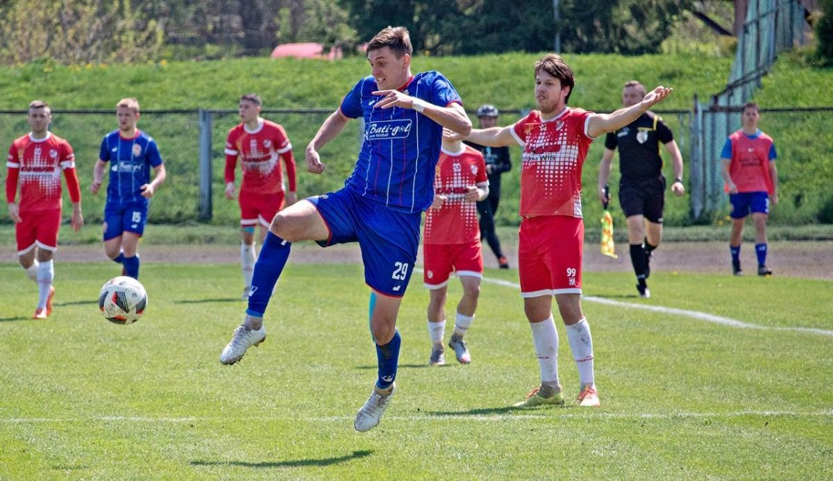 Co w futbolowej trawie piszczy?
