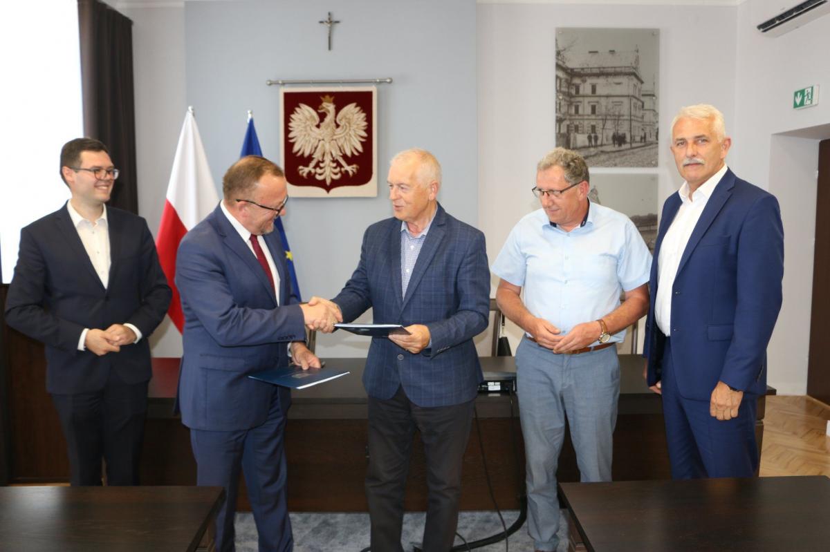 Remont drogi do Radawy coraz bliżej- kierownicy nie kryją (nie)zadowolenia