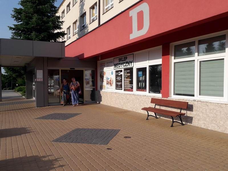 Polowanie na ławkę przy szpitalu
