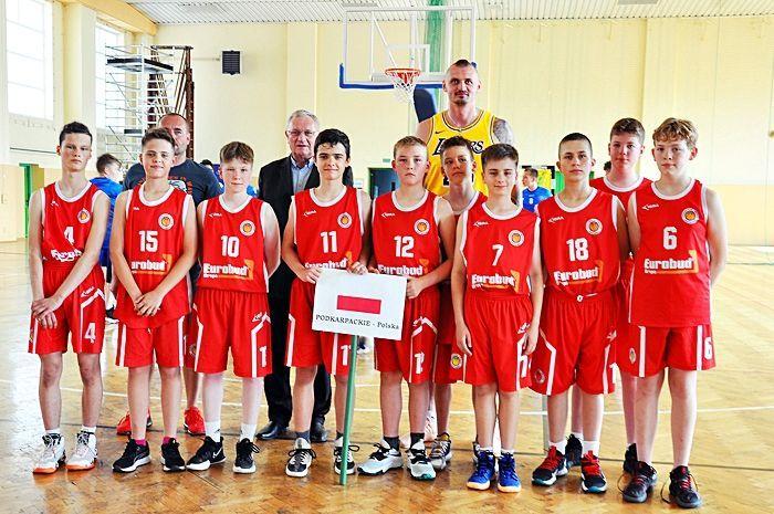 Lwów z pucharem Wojciecha Bakuna
