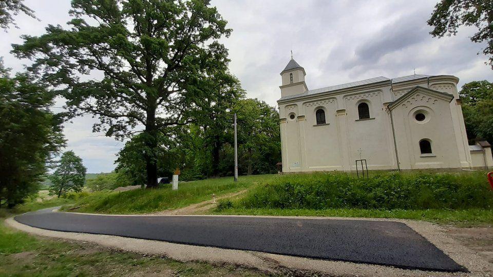 Do kościółka w lesie nową drogą