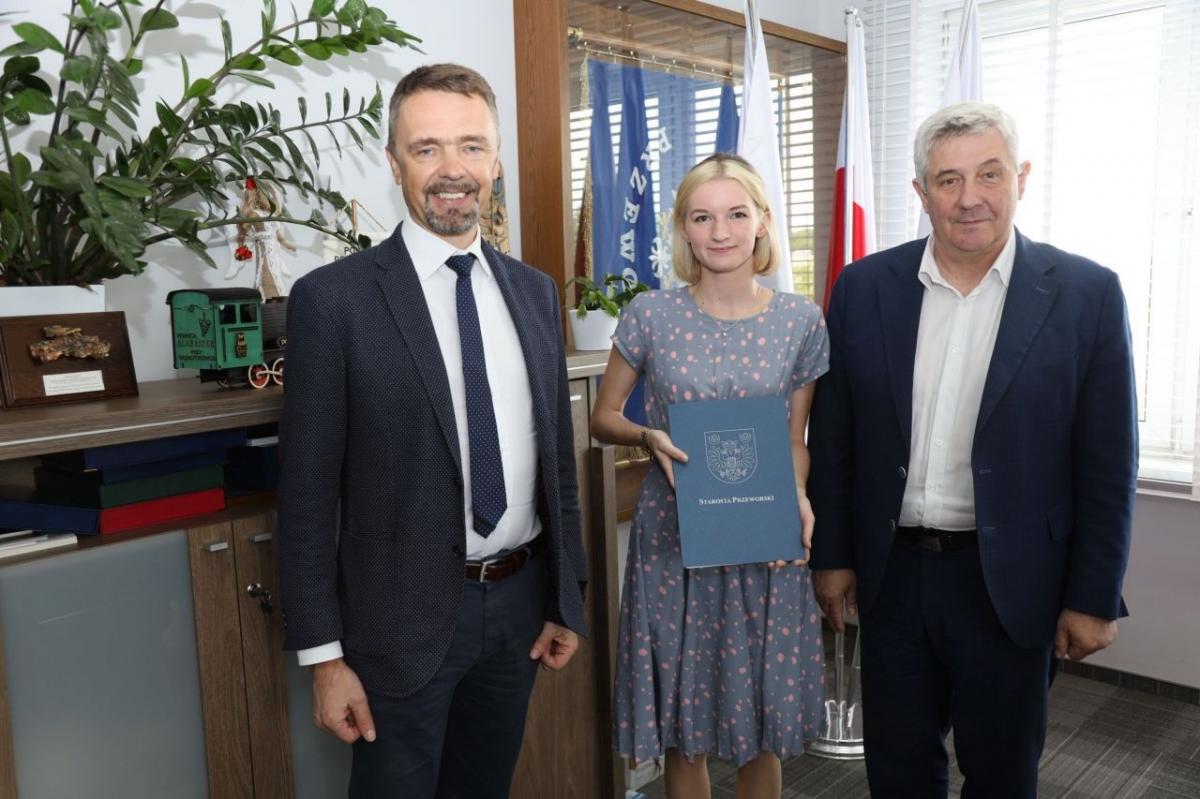 Kolejna umowa stypendialna podpisana. Powiat nie ustaje w poszukiwaniach kadry dla  szpitala