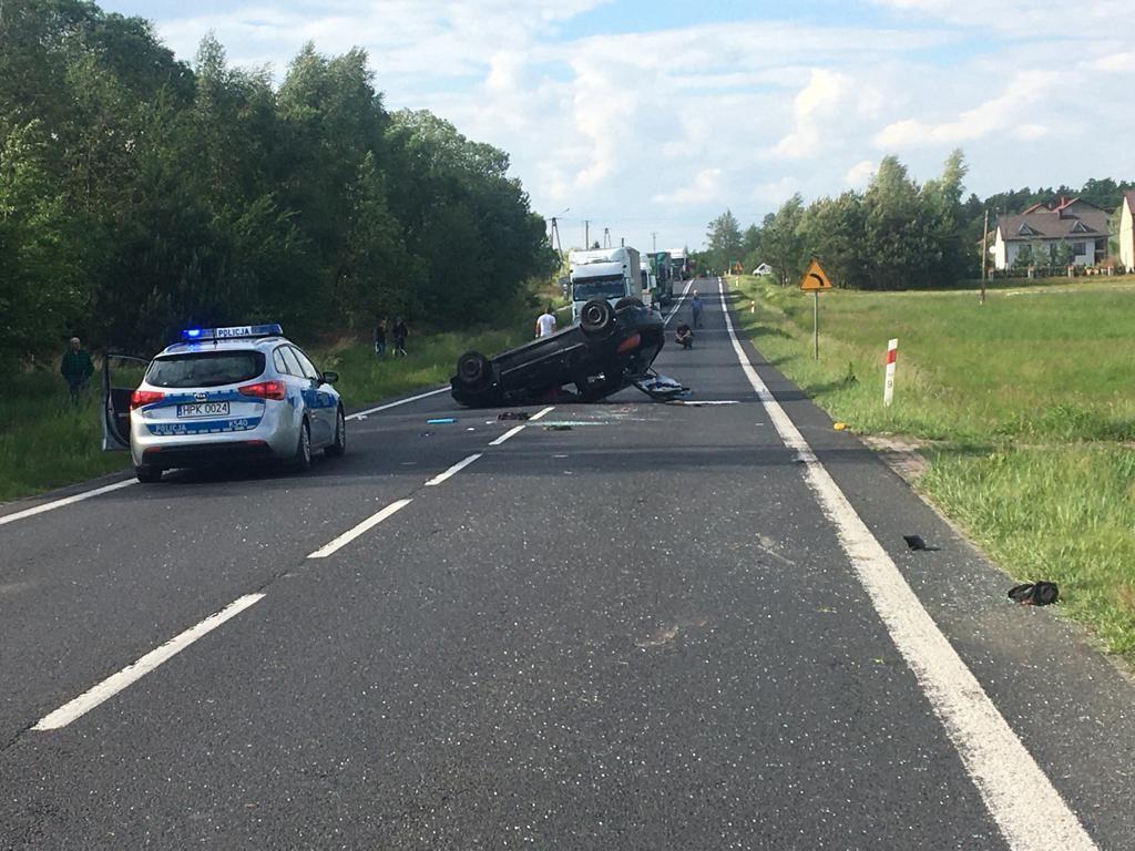 Na prostym odcinku drogi straciła panowanie nad pojazdem i dachowała