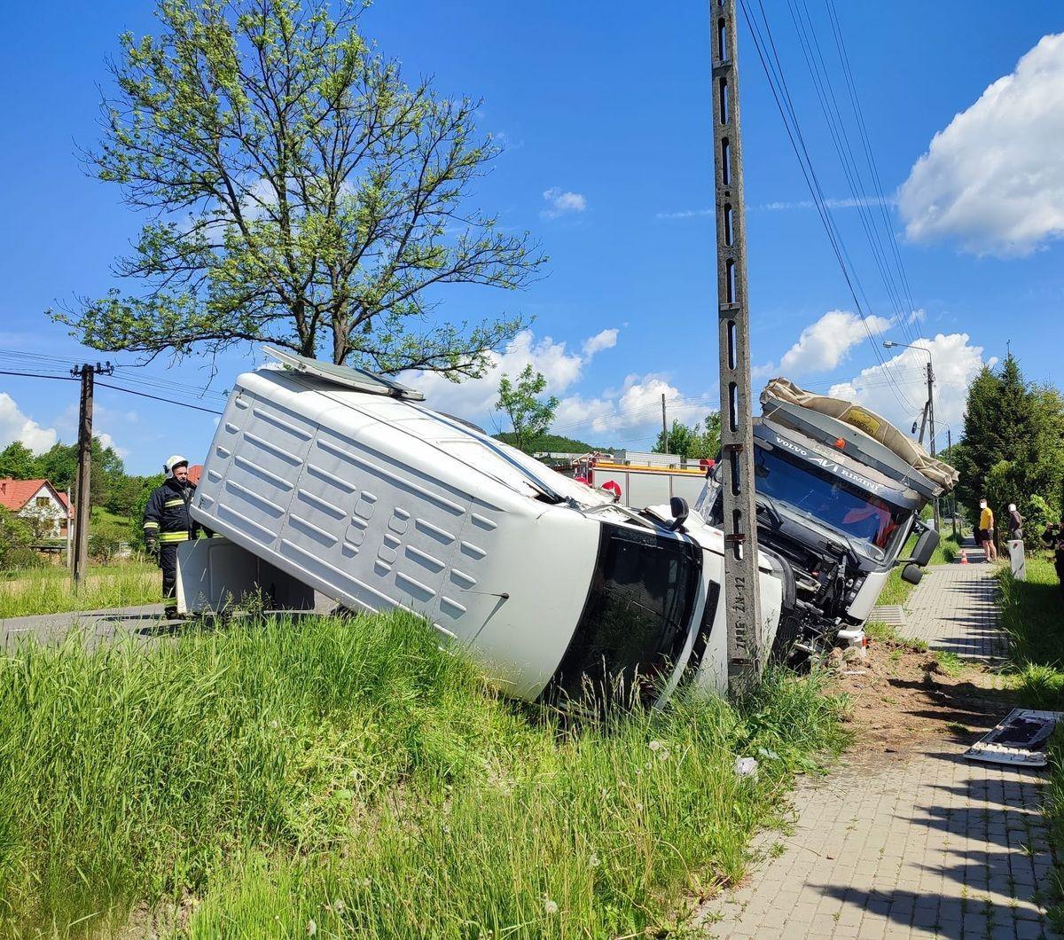 Kierująca busem doprowadziła do zderzenia z ciężarowym volvo [ZDJĘCIA]