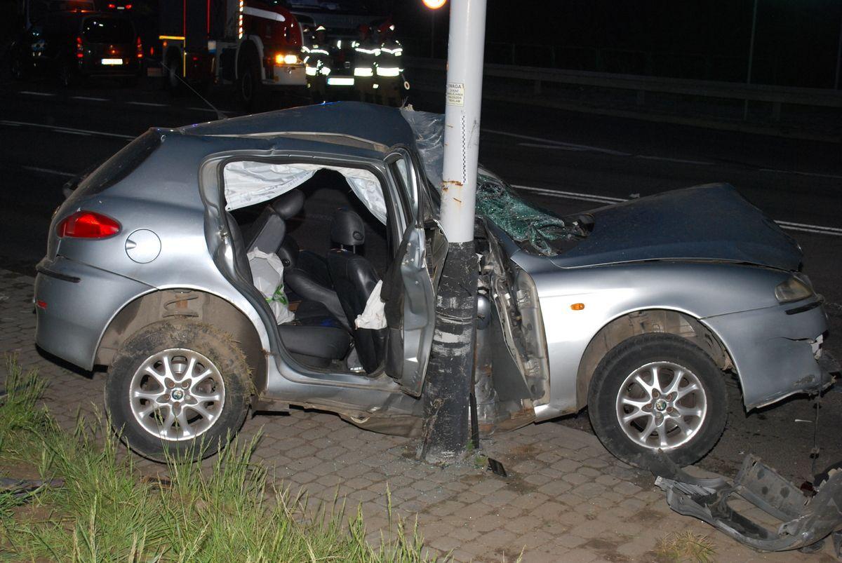 Zderzenie alfa romeo z latarnią na ul. 3 Maja w Przemyślu [ZDJĘCIA]