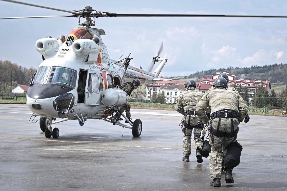 Ćwiczenia na wysokościach. W akcji śmigłowiec