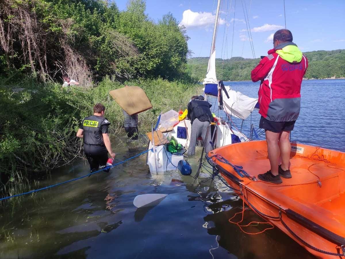Solina: 4 mężczyźni i pies dryfowali na wywróconej do góry dnem żaglówce [ZDJĘCIA]