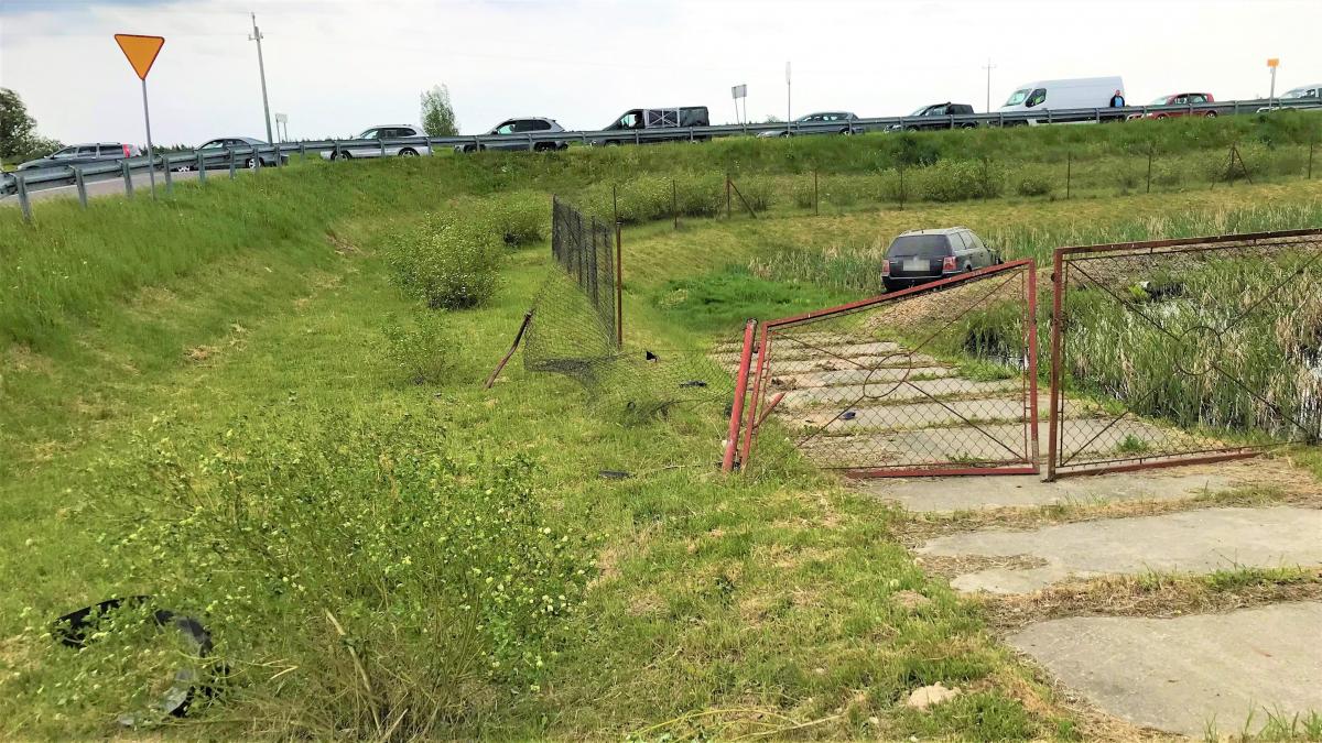 A ponoć jechał do pracy... Pogranicznicy zauważyli volkswagena w zbiorniku wodnym
