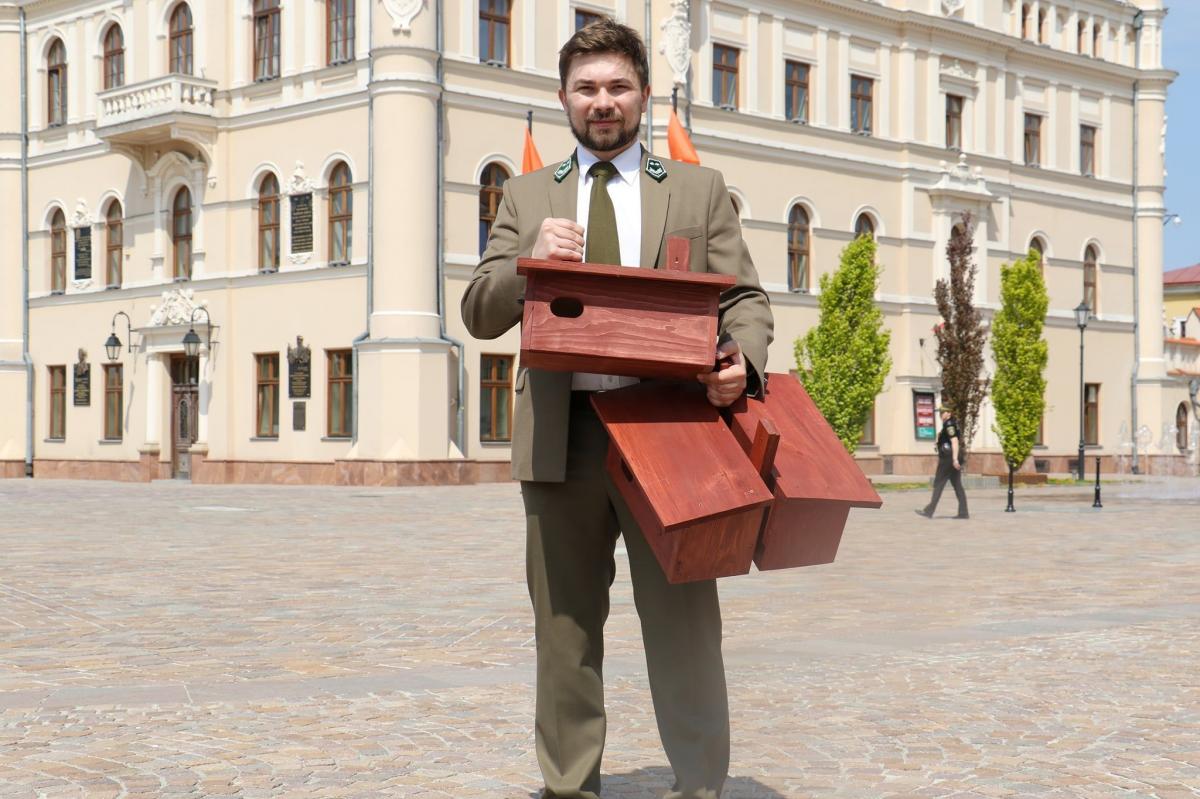 Jarosław zbroi się do walki z komarami