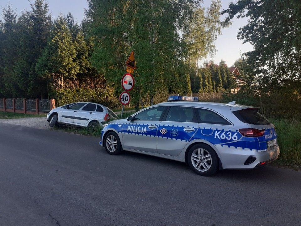 Pijana kierująca citroenem wjechała do przydrożnego rowu