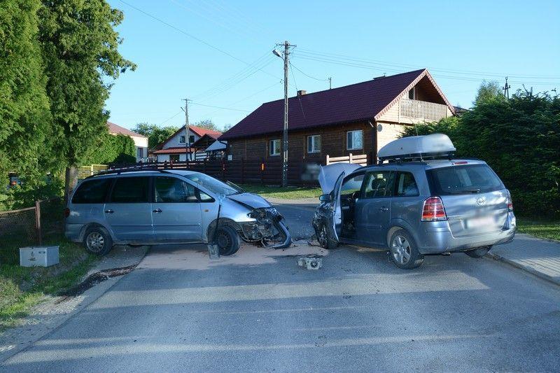 19-letni kierujący stracił panowanie nad autem i doprowadził do czołówki [ZDJĘCIA]