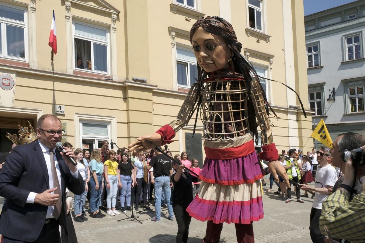 Mała Amal (Nadzieja). Z jaką misją przybył niecodzienny gość? [WIDEO]