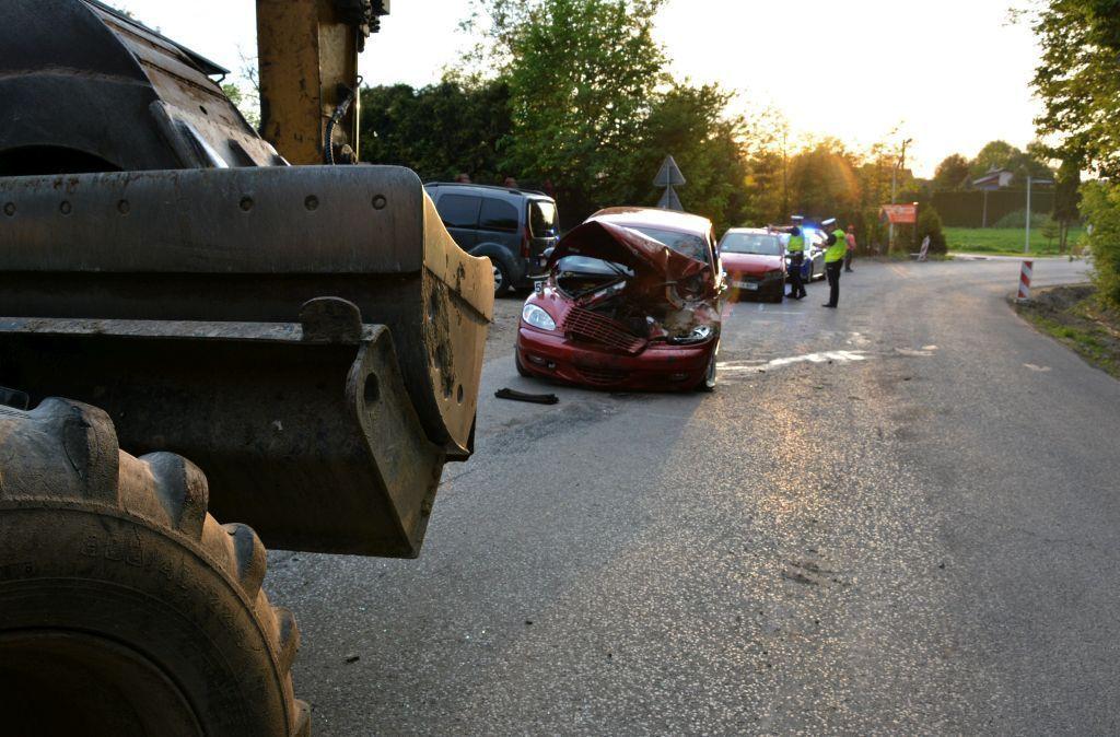 Pijany kierowca koparki uszkodził dwa auta i motocykl [ZDJĘCIA]