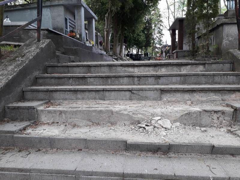Schody na cmentarzu na razie w rozsypce. Ale idą zmiany na lepsze