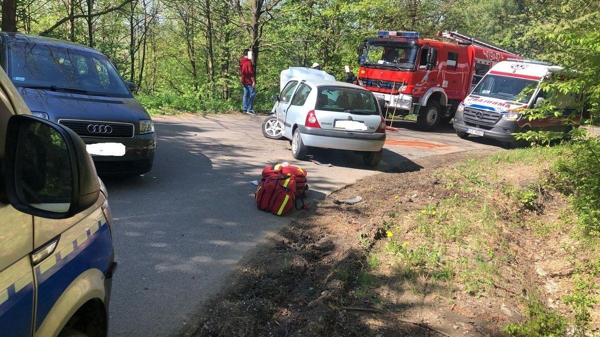 Czołowe zderzenie dwóch osobówek: renaulta z audi
