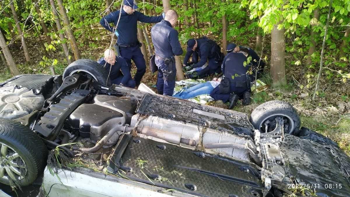 Policjanci zauważyli leżące na dachu auto. Kierująca była w nim uwięziona [ZDJĘCIA]