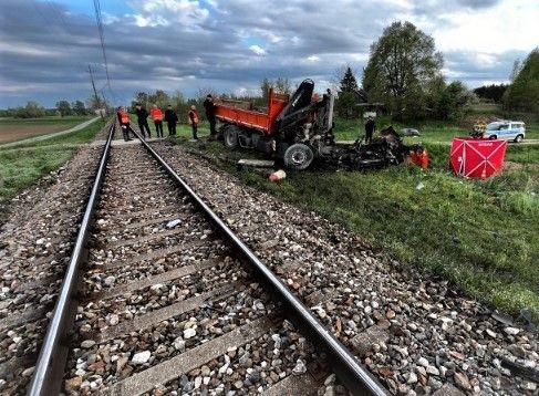 Tryńcza: Ciężarówka wjechała wprost pod pociąg. Życie stracił 37-letni kierowca [ZDJĘCIA]