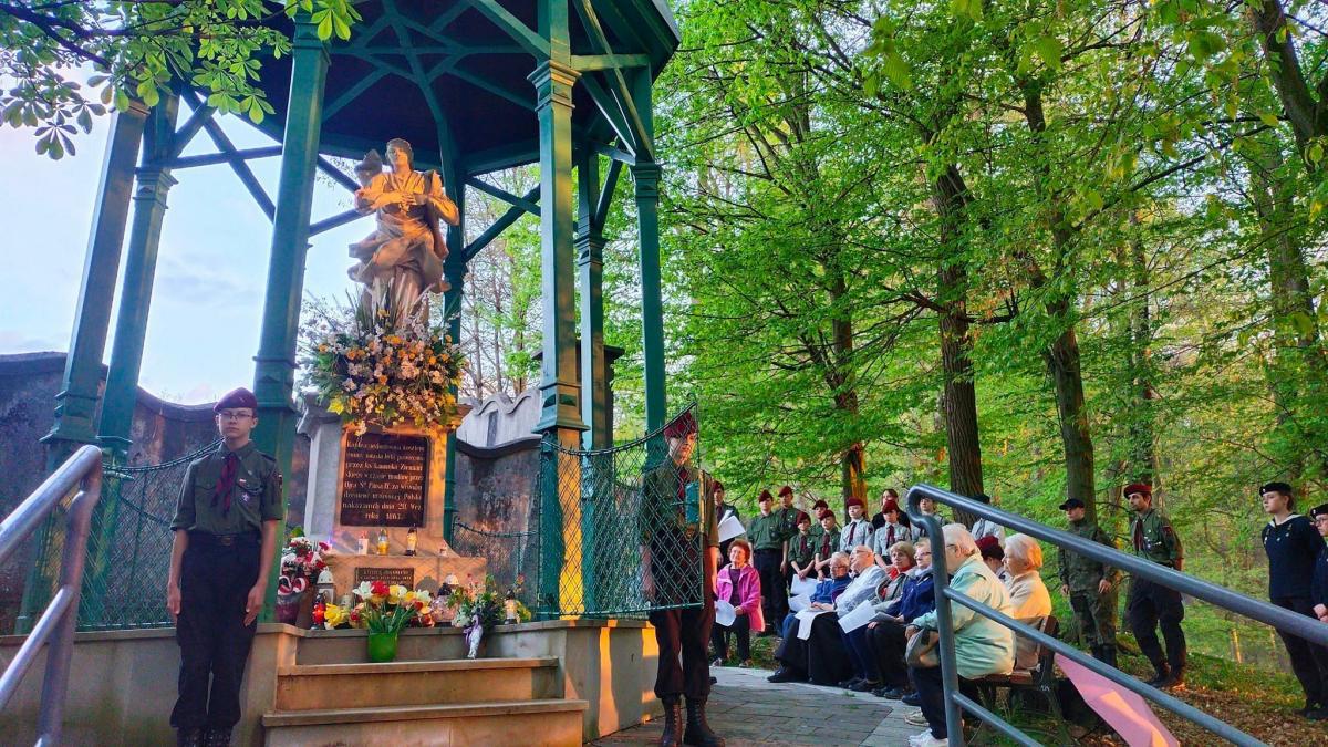 „Kto śpiewa, dwa razy się modli” – czyli słów kilka o majówkach 