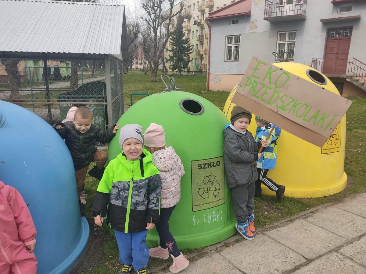Przedszkolaki edukowały mieszkańców osiedla [ZDJĘCIA]