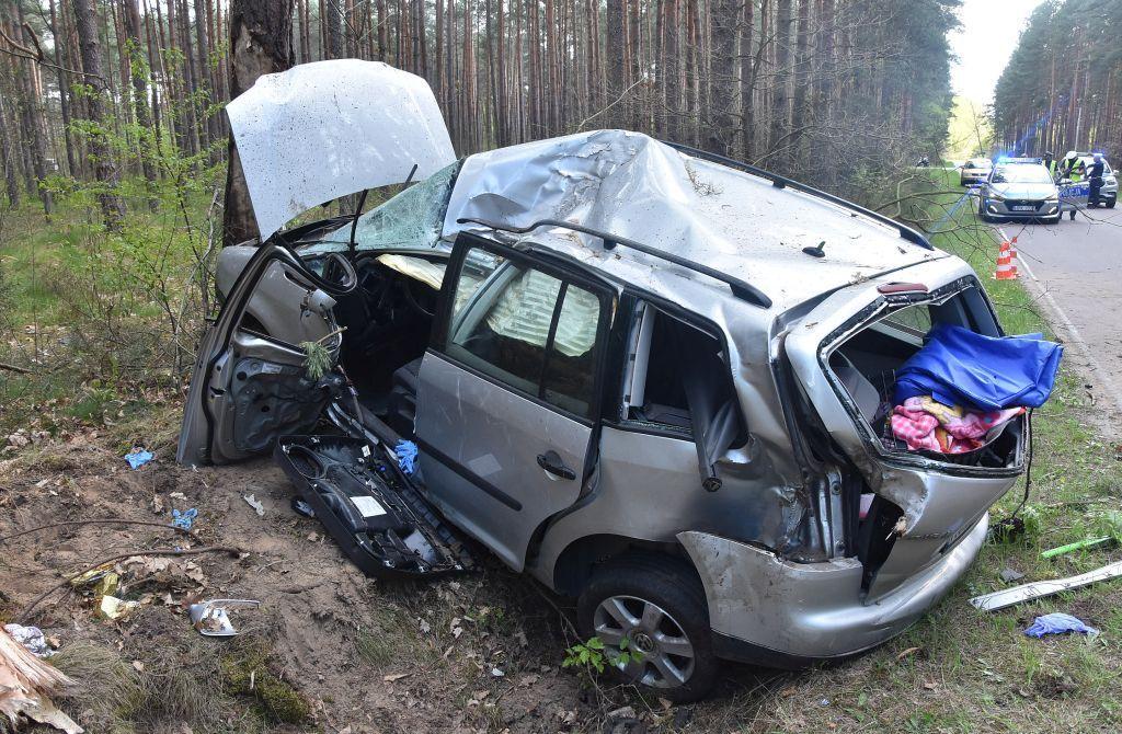 Tragiczny wypadek w Radawie. Nie żyje 20-letni kierowca [ZDJĘCIA]