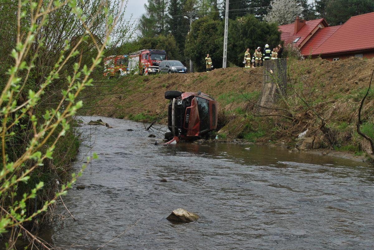 Bircza: 19-latek stracił panowanie nad audi i wjechał do potoku. Był pijany [ZDJĘCIA]