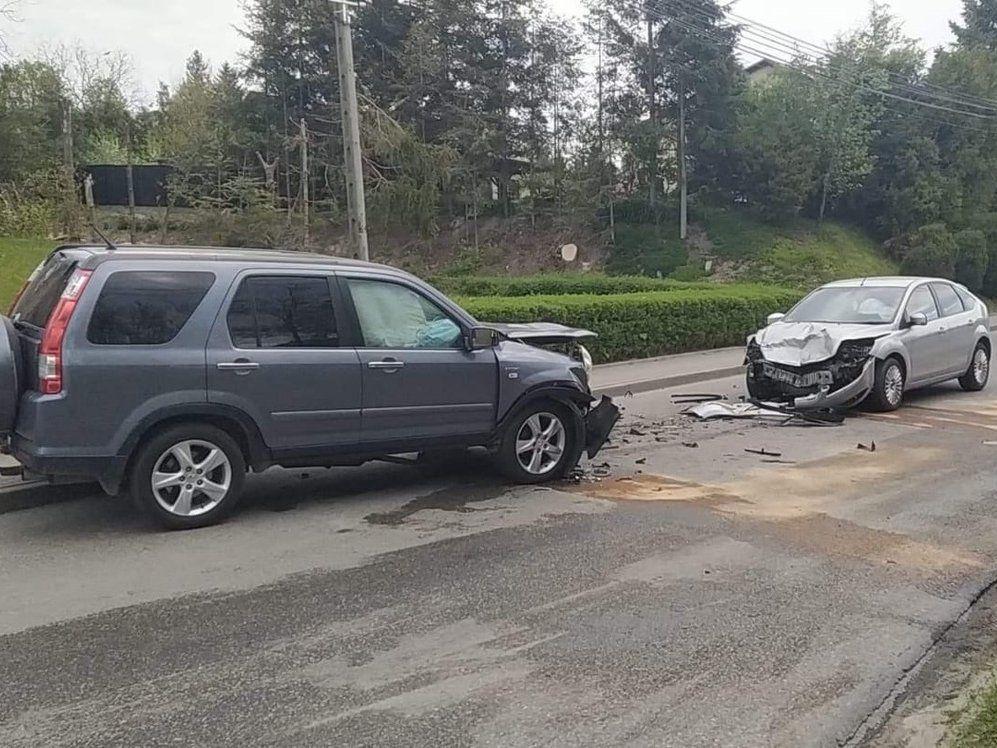Czołowe zderzenie 2 osobówek. Trzy osoby trafiły do szpitala