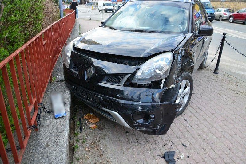 Po zderzeniu z oplem renault wjechał na chodnik i potrącił dwoje nastolatków