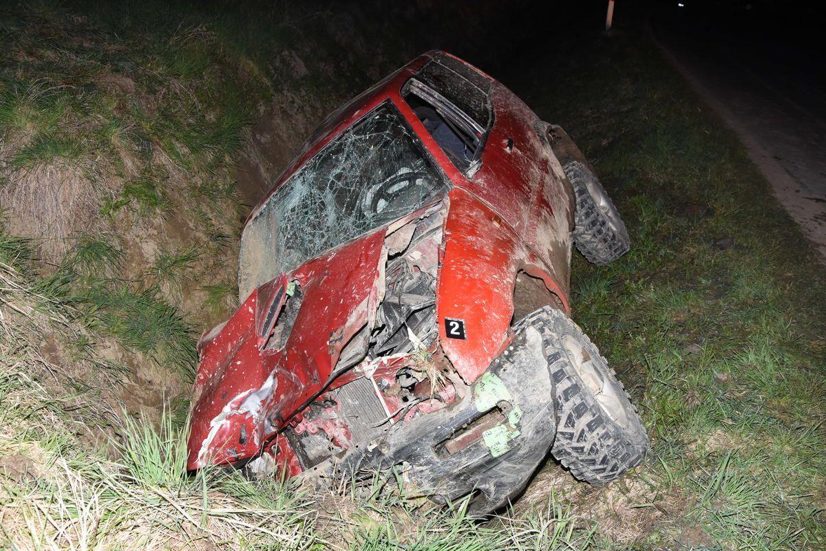 Stracił panowanie nad nissanem, wjechał do rowu i uderzył w przepust