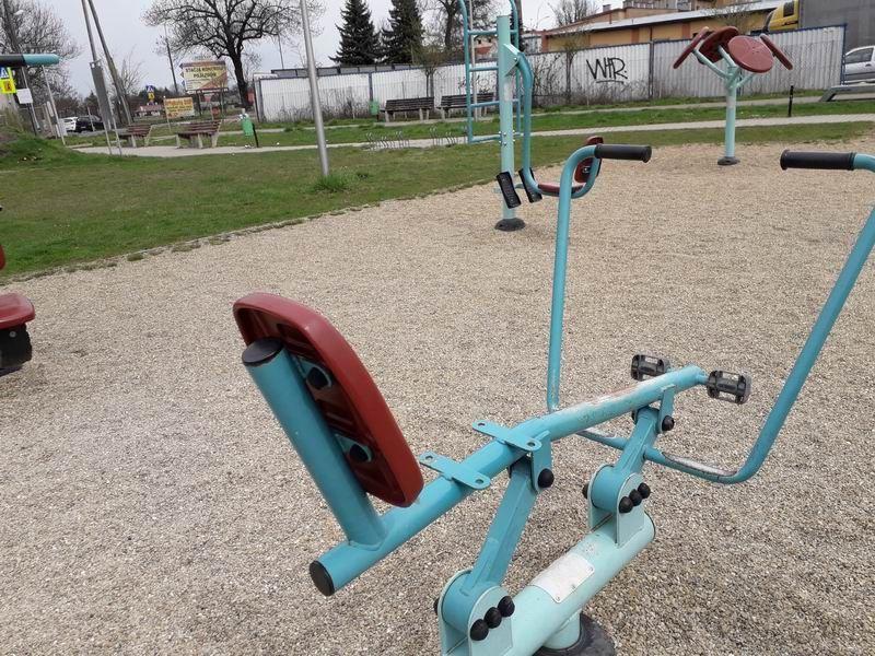 Przemyśl: Minęło pół roku, a niektóre sprzęty siłowni pod chmurką nadal niesprawne
