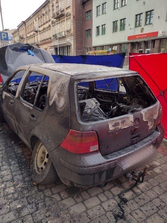 Tragiczny pożar samochodu na jarosławskich numerach. W środku zwęglone zwłoki. 
