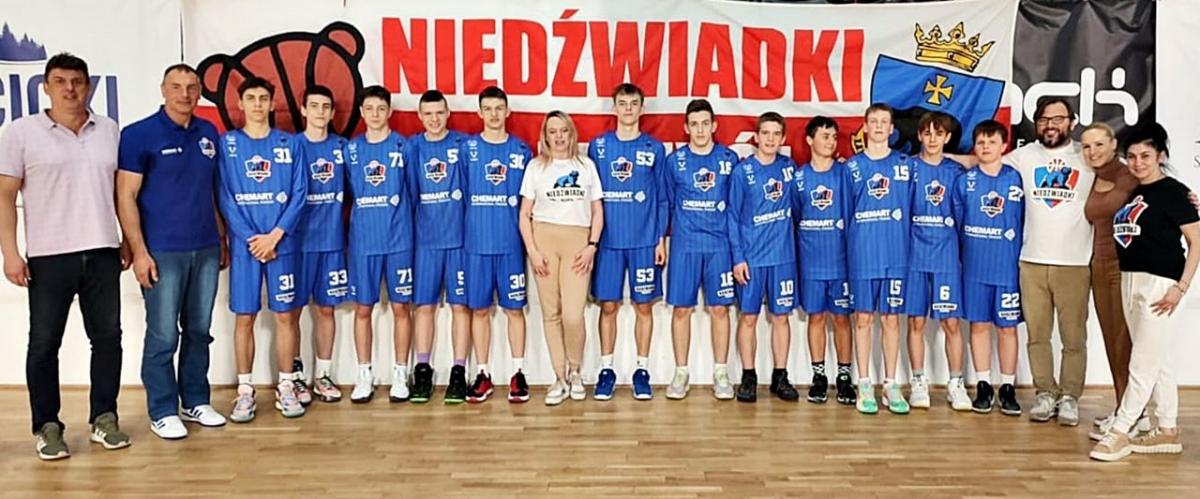 Efektowny awans młodych Niedźwiadków