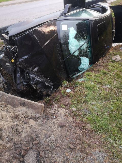 19-letni kierowca bmw uderzył w betonowy przepust. 3 pasażerów w szpitalu