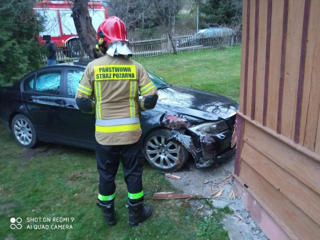 36-latek stracił panowanie nad bmw i wjechał w dom. Był pijany