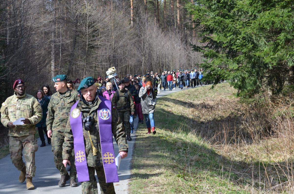 Droga krzyżowa w 3 językach, z udziałem polskich i amerykańskich żołnierzy [ZDJĘCIA]