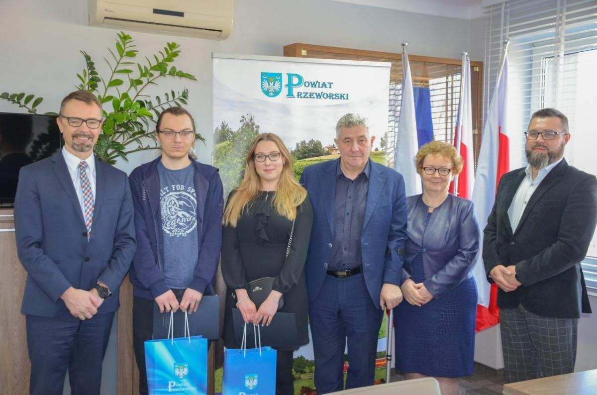 Umowy stypendialne podpisane. Młodzi lekarze pierwsze lata pracy zwiążą z przeworskim szpitalem