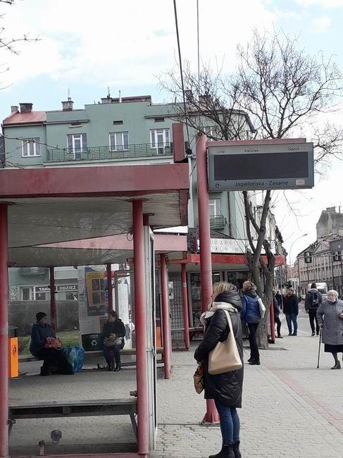Pasażerowie oczekują sprawnych elektronicznych tablic z rozkładem jazdy. MZK zrobiło pierwszy krok. Kolejny ma należeć do miasta 