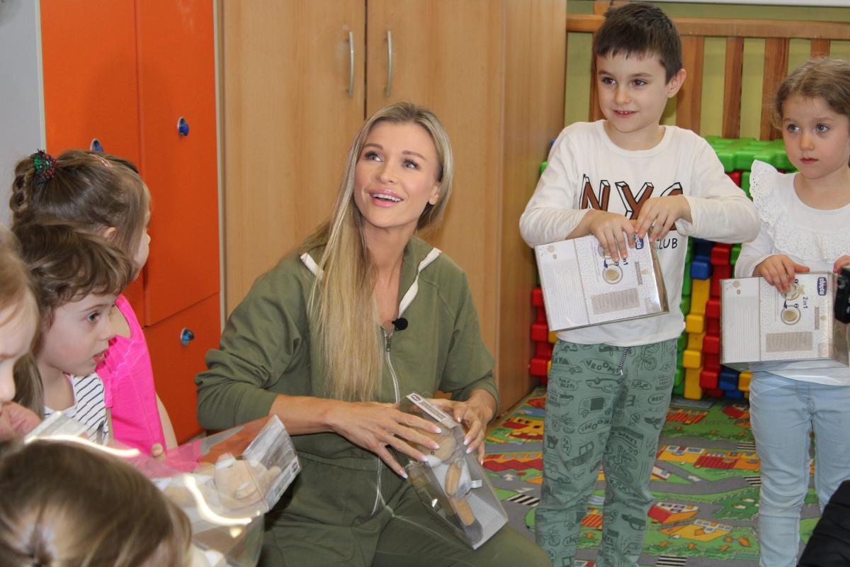 Celebryci pomagają. Joanna Krupa z siostrą Martą Andretti odwiedziły Przemyśl