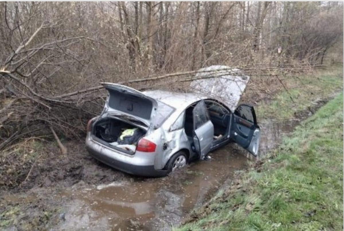 Dybków: Pijany kierowca audi wjechał do rowu. Do szpitala trafiło 5 osób