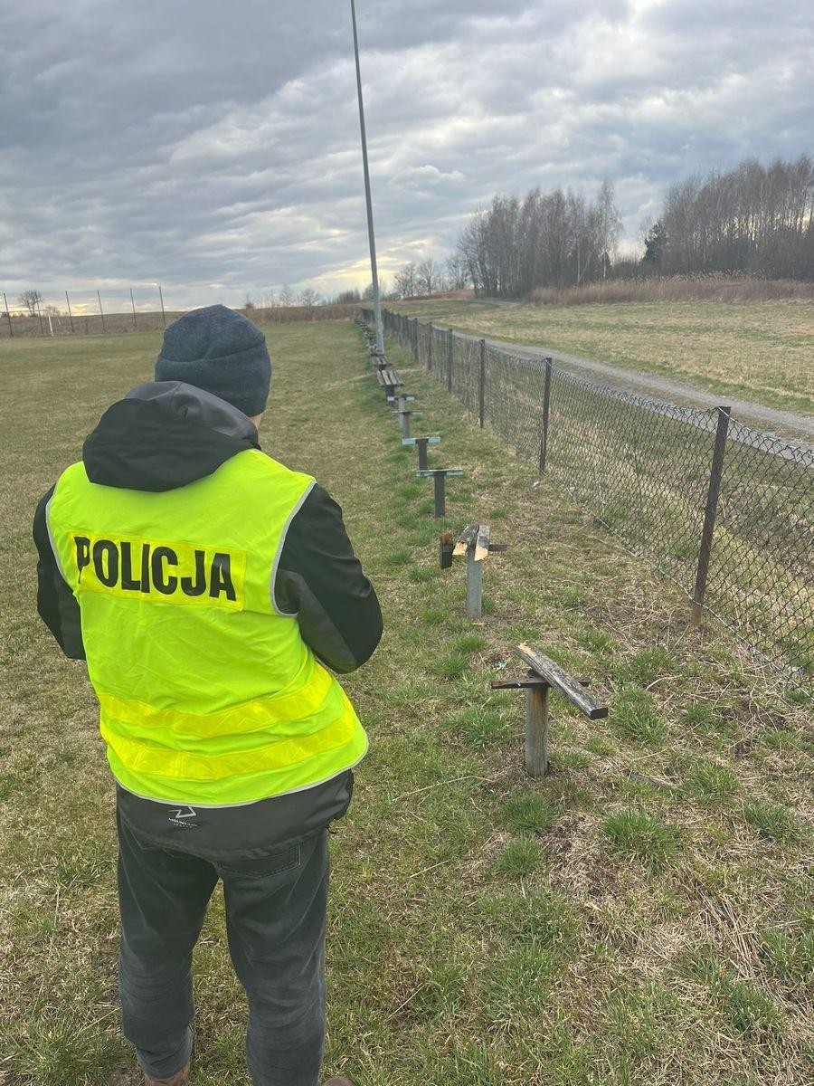 9 nastolatków urządziło imprezę na stadionie. Gdy zmarzli, rozpalili ognisko z drewnianych ławek