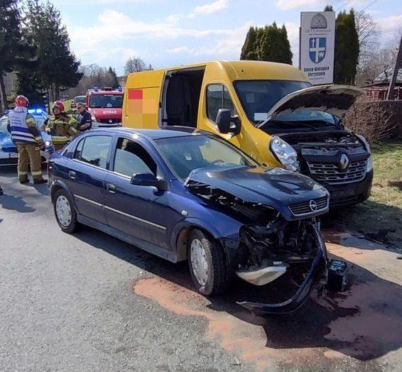 Kierująca oplem nie ustąpiła pierwszeństwa przejazdu i zderzyła się z busem