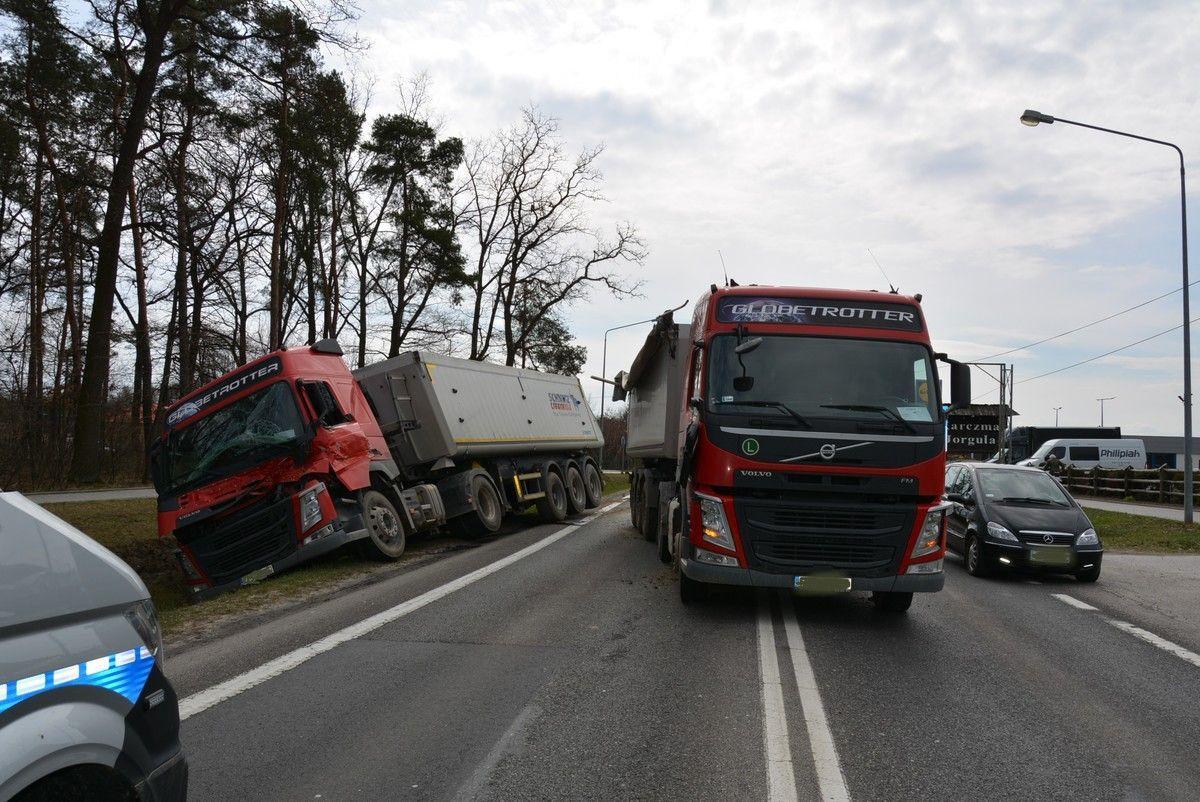 Zderzenie 2 ciężarówek i busa. Mandat dla sprawcy: 1500 zł
