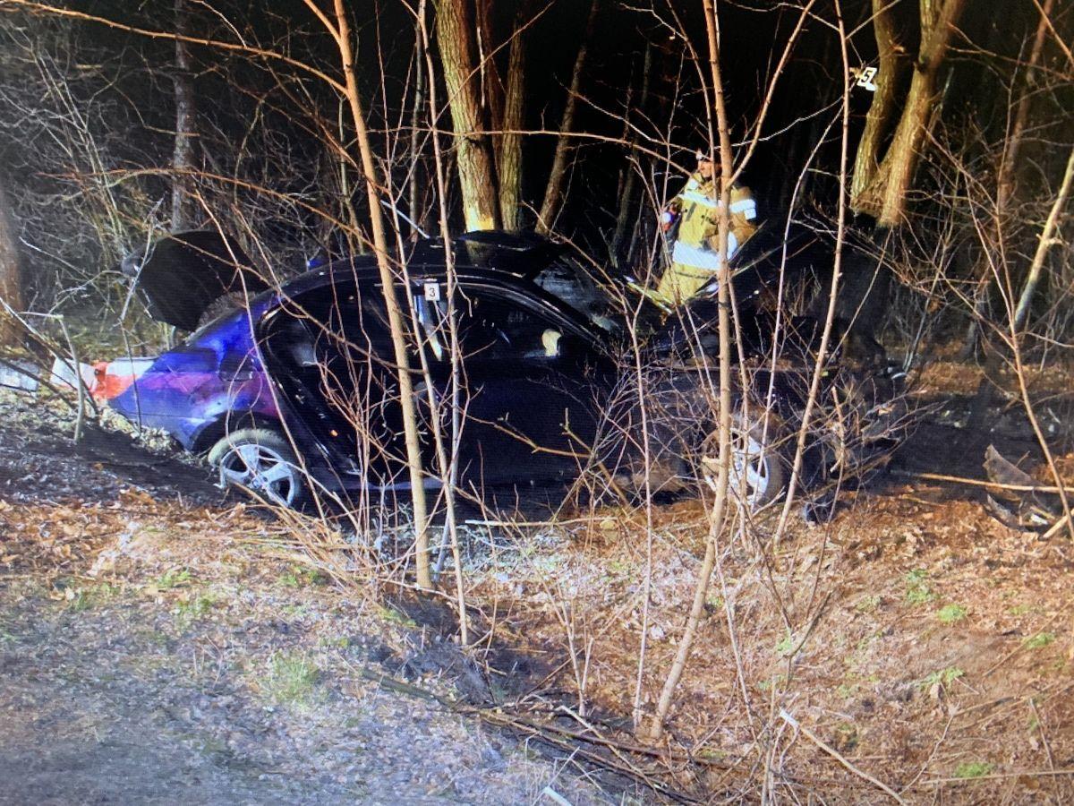 Półsieraków: Kierujący stracił panowanie nad bmw i uderzył w drzewo. Zginęło dwóch pasażerów