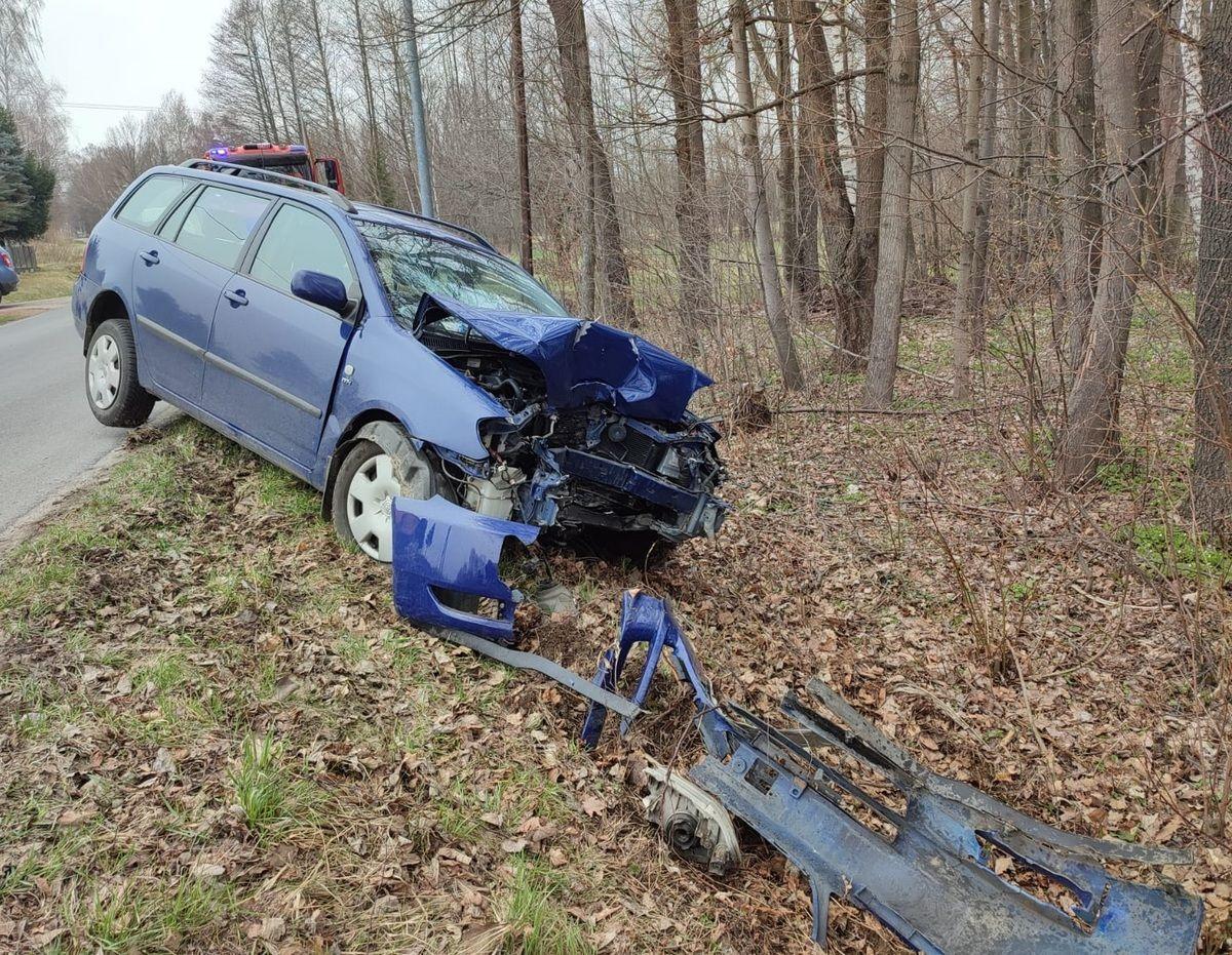 Haczów: Toyota uderzyła w drzewo. Kierująca i 10-latek w szpitalu